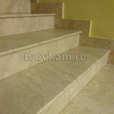 Лестница в Плехановской академии из мрамора Crema Nova